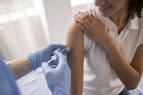 Trabajadores deberán acreditar contar con las 3 dosis de vacunación contra el COVID-19